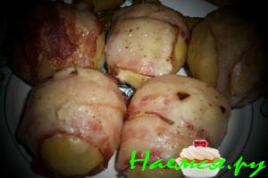 Картофель запечённый в беконе с соусом Картофель запечённый в беконе с соусом