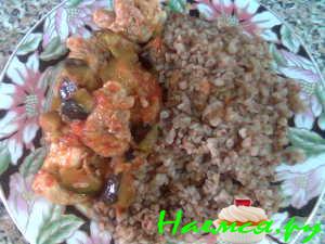 Гречка с подливкой из курочки с баклажанами