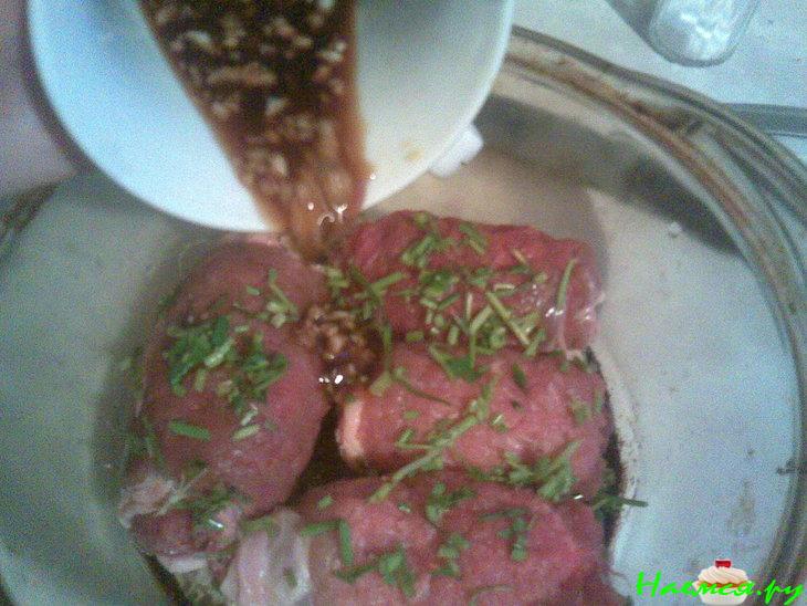 Говядина с черносливом и чесноком в соевом соусе