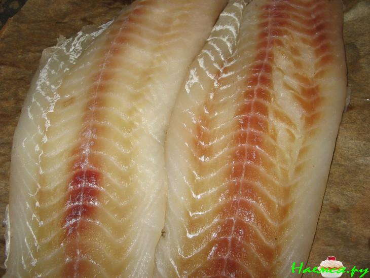 Рыба запеченная под грибным соусом 