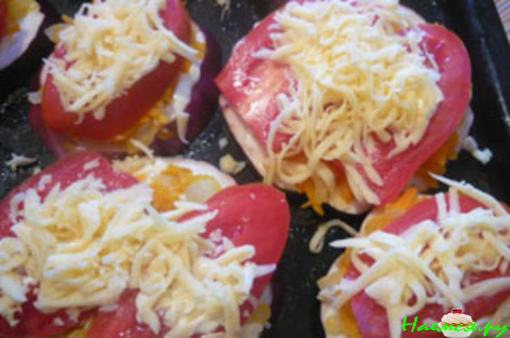 Баклажаны запеченные с овощами и сыром в сметане