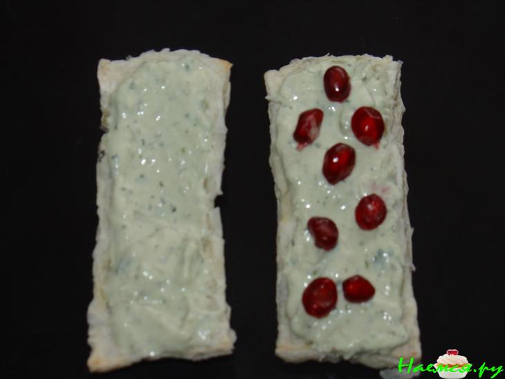 Закусочные пироженки с форелево-авокадным муссом