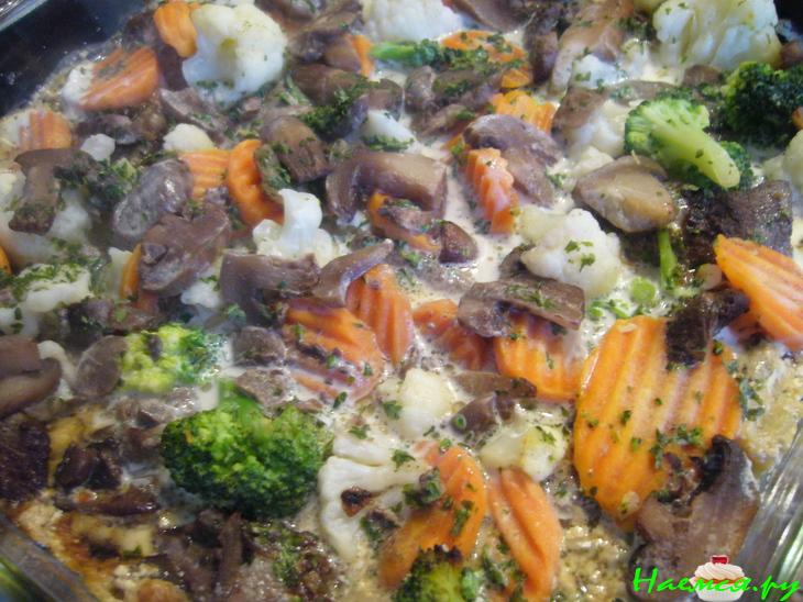 Печень, запеченная в сливочном соусе с овощами и грибами Печень, запеченная в сливочном соусе с овощами и грибами