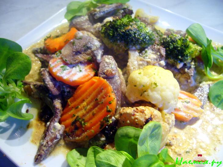 Печень, запеченная в сливочном соусе с овощами и грибами Печень, запеченная в сливочном соусе с овощами и грибами