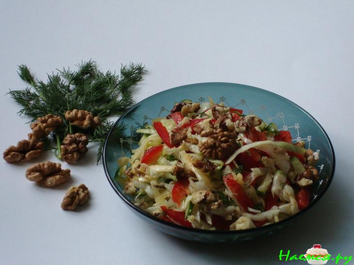 Салат из капусты с сыром и грецкими орехами Салат из капусты с сыром и грецкими орехами