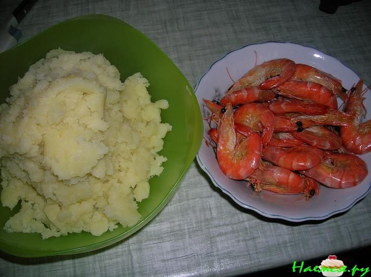 Зразы картофельные с креветками и яйцом под соусом