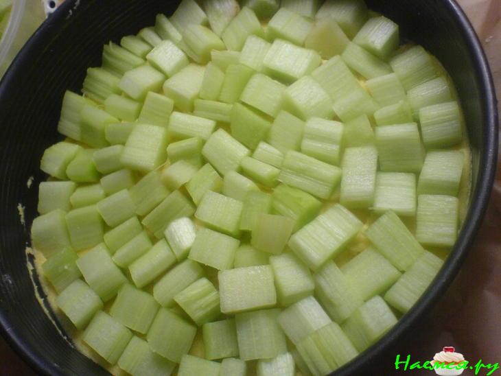 Пирог с ревенем и орехами