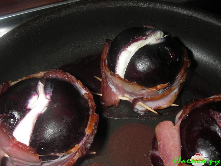 Сливы с сыром и копченой грудинкой Сливы с сыром и копченой грудинкой