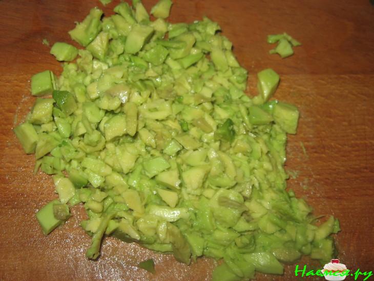 Салат рыбно-авокадный с ананасом