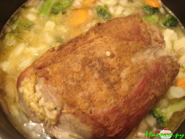 Кусок пикантного свиного мяса запечённого в духовке