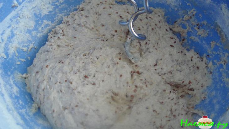 Золотистый хлебушек с семенами льна и овсяными хлопьями