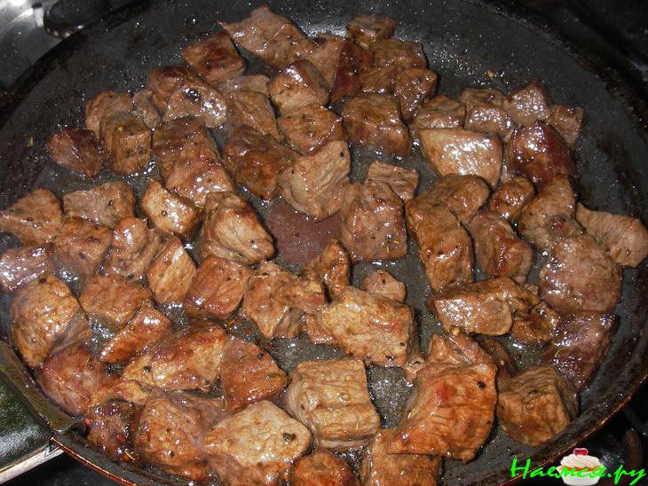 Рагу из телятины с черносливом и бородинским хлебом