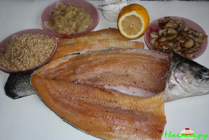 Форель фаршированная грибами и орехами с луком