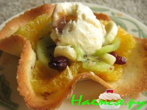 Свежие фрукты в хрустящих корзиночках