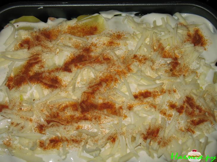 Слоеная запеканка с копченой рыбой