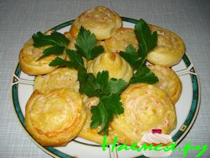 "Сырные завитки" с крабовыми палочками