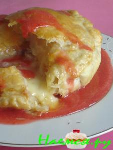 Запеченный сыр с клубничным соусом