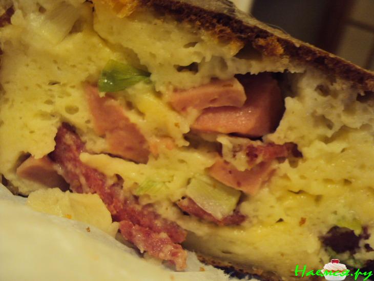 Вкусный заливной пирог с колбасой и сыром к завтраку