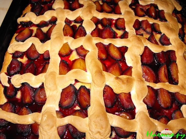 Сливовый пирог с решеткой из безе