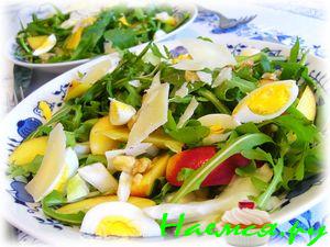 Салат из рукколы с нектаринами, фенхелем и перепелиными яйцами