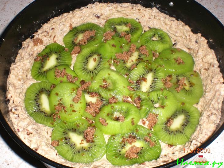 Овсяный пирог с киви и орехами