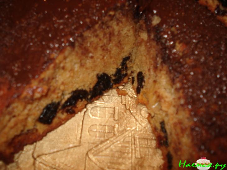 Пирог к чаю с орехами, черносливом, изюмом и шоколадом
