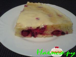 Бисквитный пирог с ягодами под сметанной заливкой
