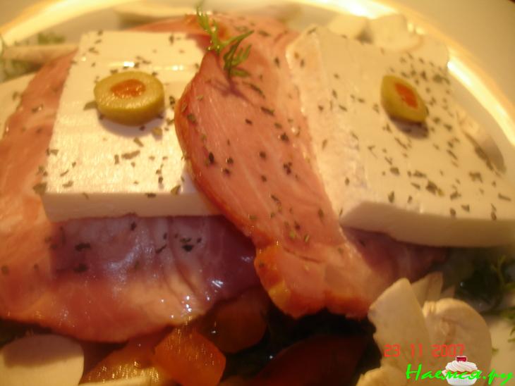 Фета с ветчиной и овощами