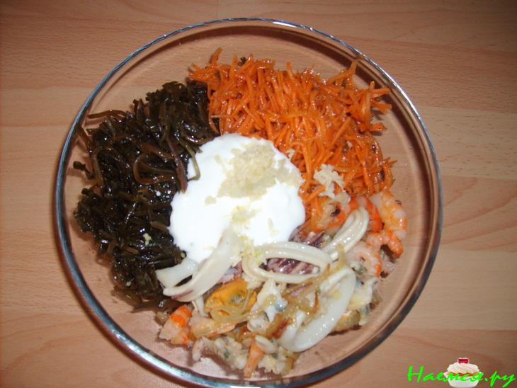 Морская капуста с морепродуктами и корейской морковью