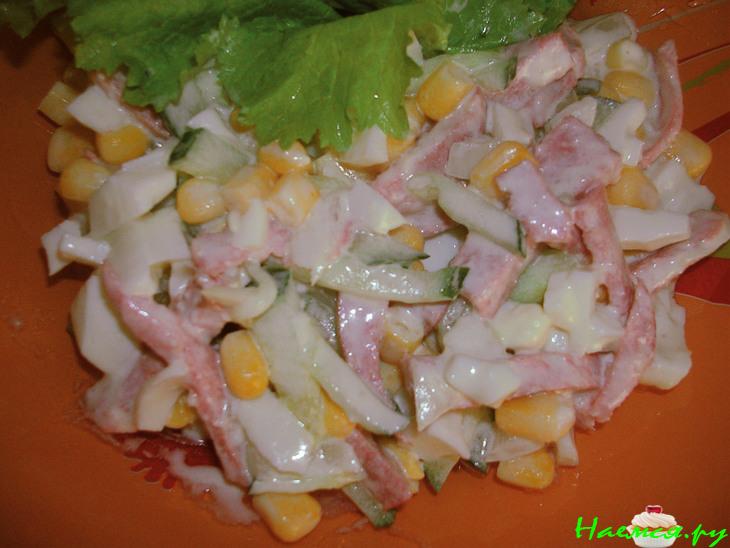 Салатик с кукурузой и сервелатом
