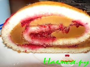 Рулет с клюквой и варёной сгущёнкой