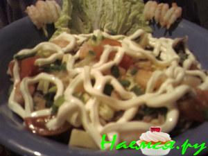 Салат из морепродуктов с сыром и авокадо