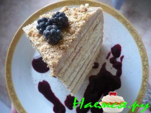 Сметанковый торт с ежевичным соусом