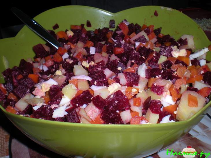 Салат "Балканский" с сельдью и свеклой