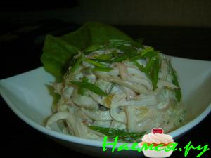 Салат из кальмаров, картофеля и соленых огурцов