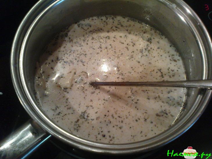 Черная паста с белым соусом