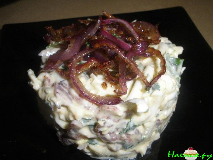 Салат яичный с карамелизированным луком Салат яичный с карамелизированным луком