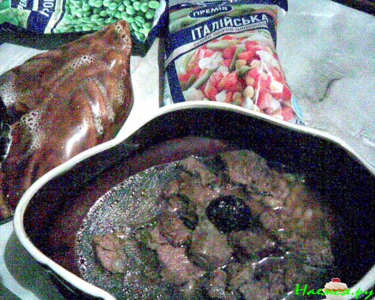 Говяжий суп с фасолью, овощами и черносливом в керамической посуде