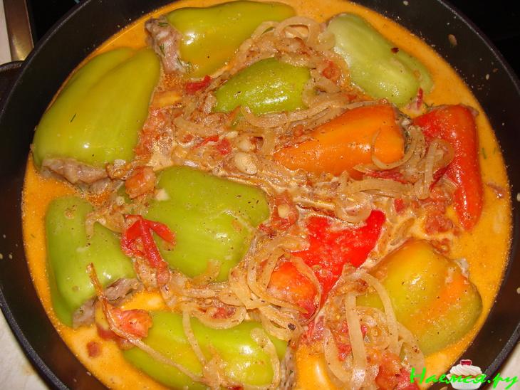 Перцы фаршированные в сливочно-грибной подливке Перцы фаршированные в сливочно-грибной подливке