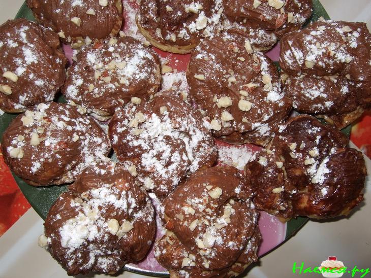 Эклеры со сгущенкой с ореховой посыпкой
