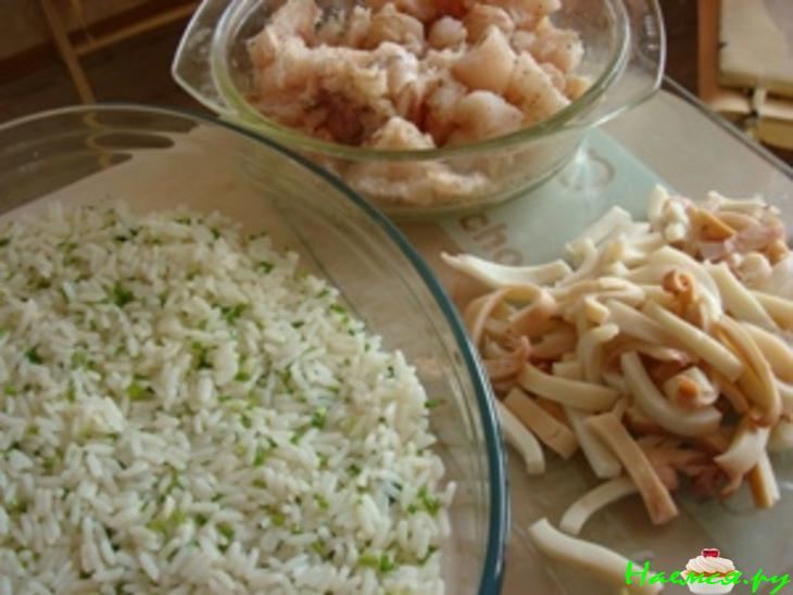 Запеканка с рыбой, кальмарами, овощами и рисом