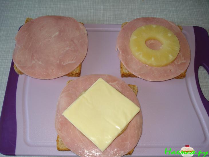 Бутерброд с ветчиной, ананасом и плавленным сыром