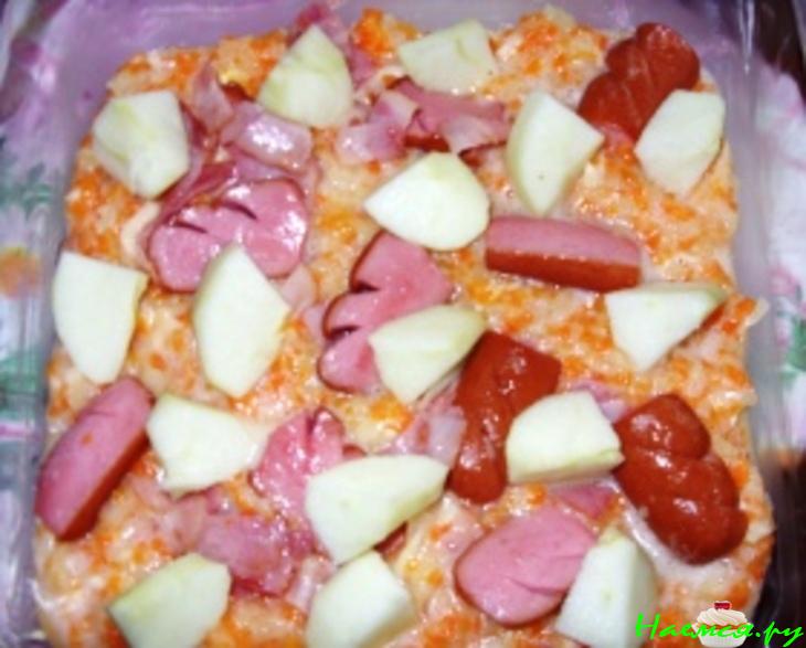 Морковно-сельдерейная запеканка с беконом и сосисками