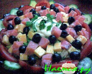 Салат с семгой, сыром, маслинами и овощами