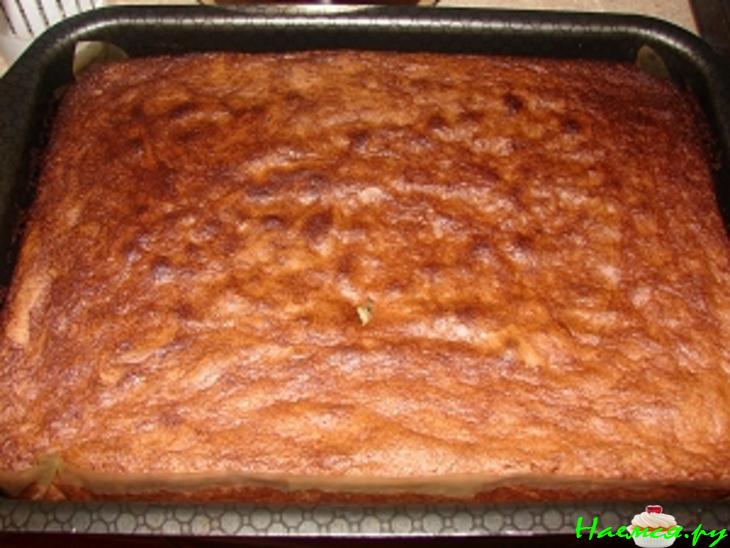 Пирог из кус-куса с сиропом из чернослива