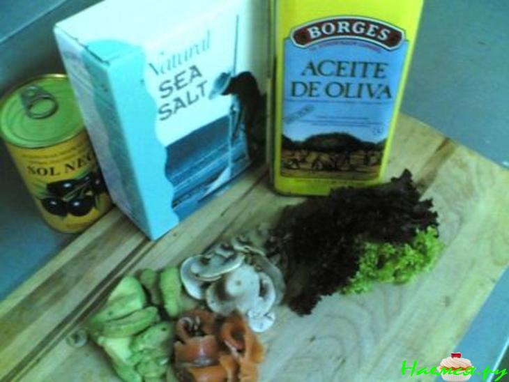 Салат "Приличный" с семгой и авокадо