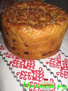 Ароматный хлеб с душистым маслом, травами и луком