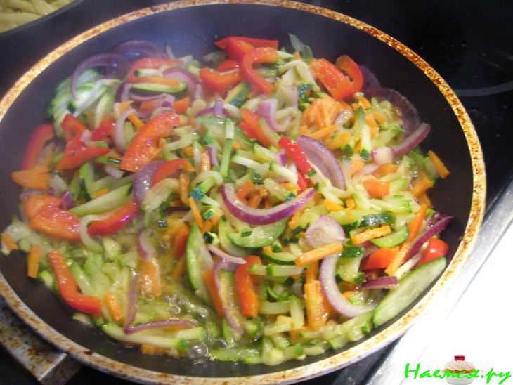 Горячий восточный салат с цуккини