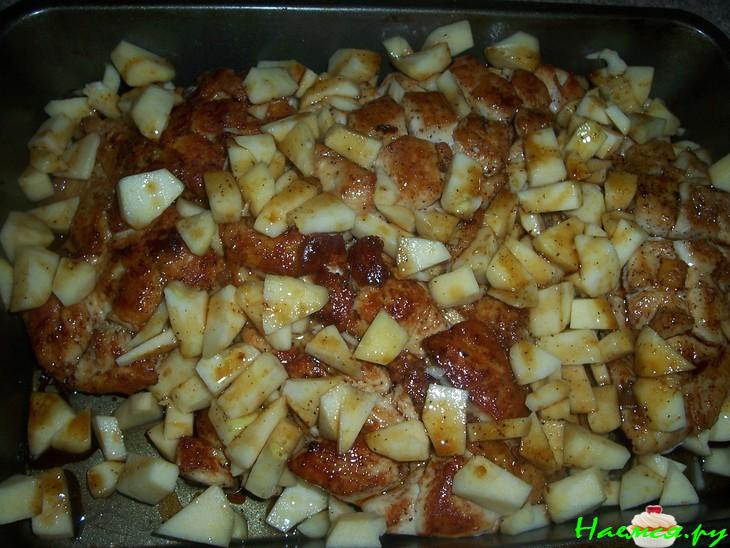 Куриные грудки с яблоками