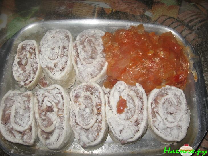 Мясные розочки в томатно-овощной заливке